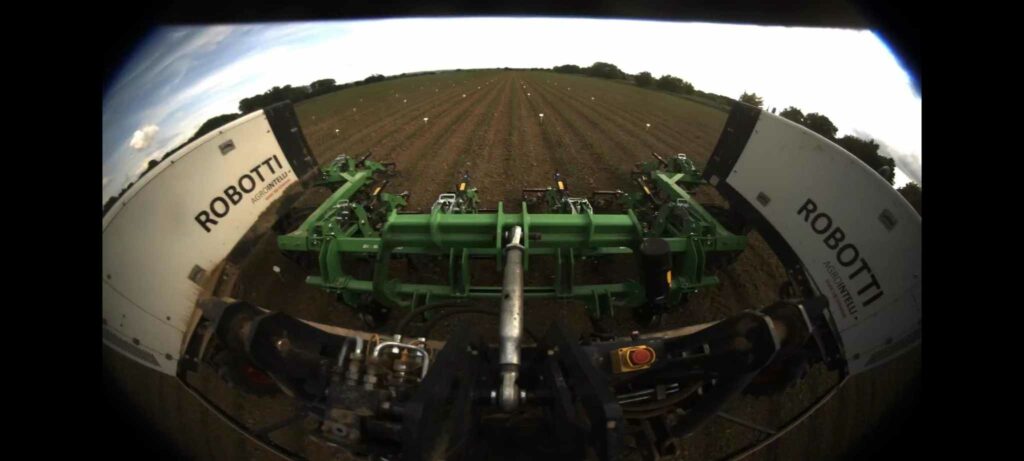 Widok z kamerki robota na pole kukurydzy podczas plewienia