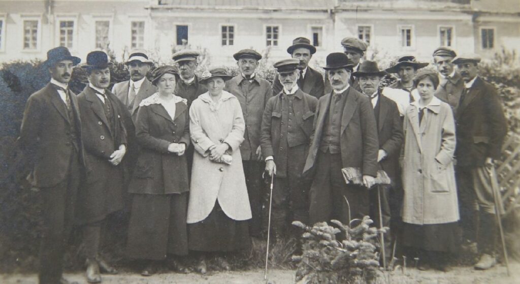 Grupa pracowników Państwowego Instytutu Naukowego Gospodarstwa Wiejskiego z dyrektorem Leonem Marchlewskim (pan z siwą brodą w środku grupy), ok. 1921 r.