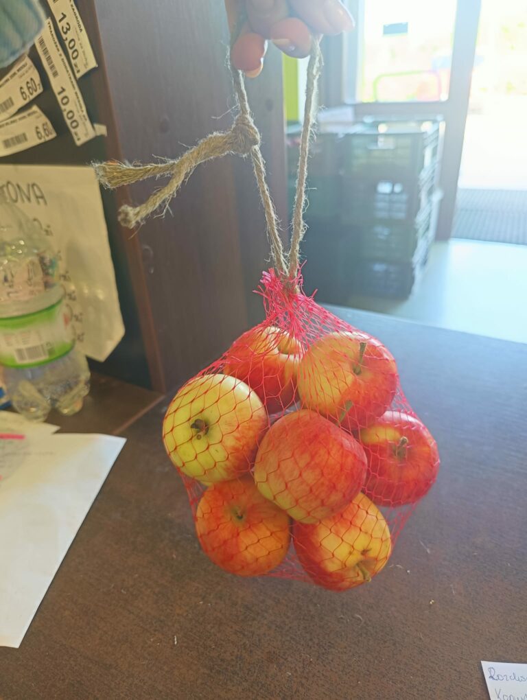 Kępa Puławy. Jabłka w sprzedaży w sklepie