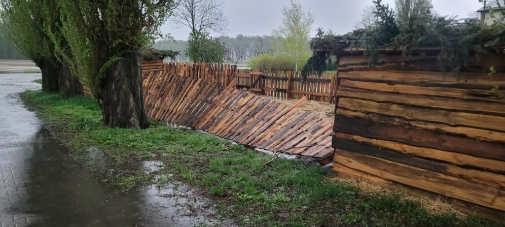 Uszkodzenia po burzy-zagroda RZD Kępa